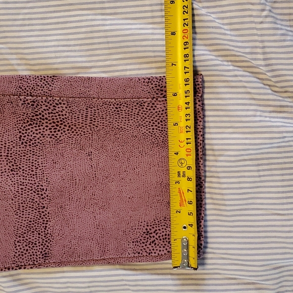 Soho soft denim sz 12 mauve/black animal print jeans. No flaws - Picture 10 of 11